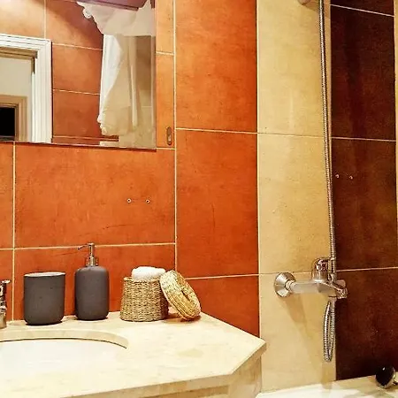 Front Door To The Gondola And Town Centre شقة