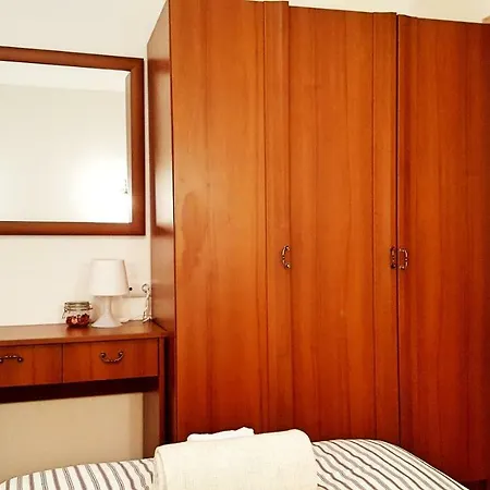 Front Door To The Gondola And Town Centre شقة