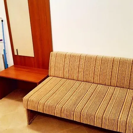 Front Door To The Gondola And Town Centre * בנסקו