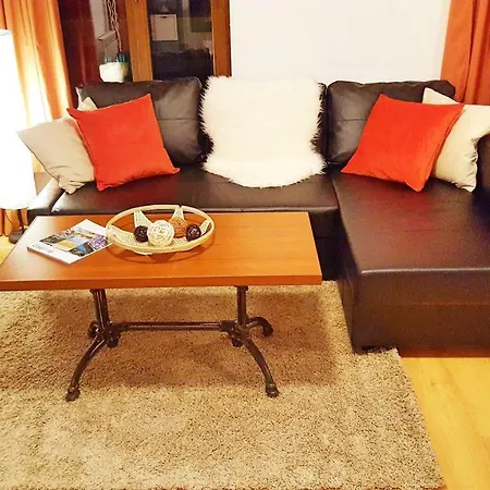 Front Door To The Gondola And Town Centre דירה בנסקו